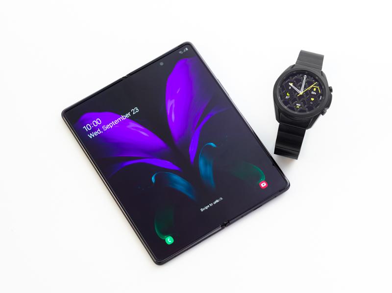 006_galaxywatch3_titanium_zfold2_unfolded-1.jpg