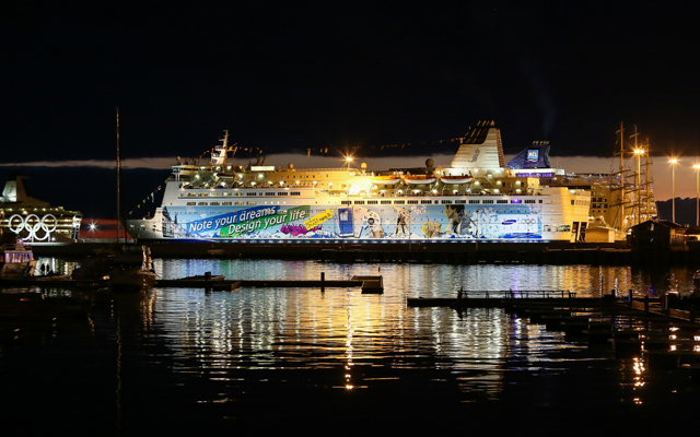 Samsung’s Sochi 2014 outdoor advertising campaign wrapped around a coach bus travelling around Sochi.