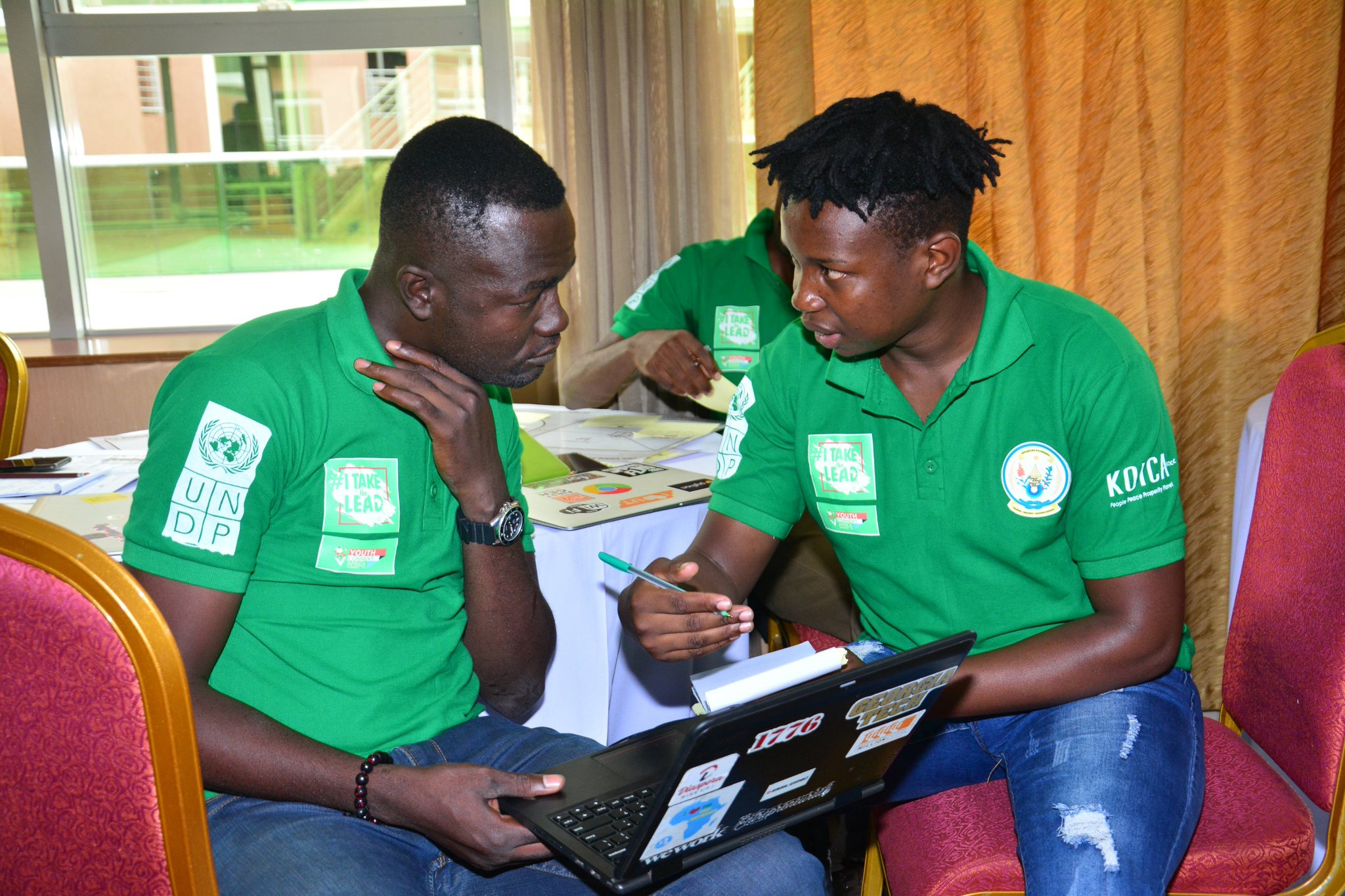 Generation17 Young Leader Tafara Makaza talks with a fellow entrepreneur from Chad.