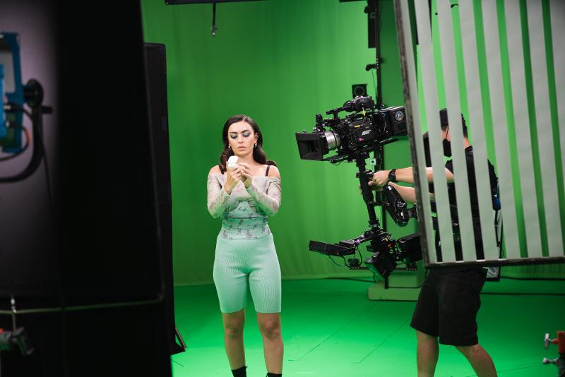 05_galaxy_buds2_charli_xcx_employee_interview-1.jpg