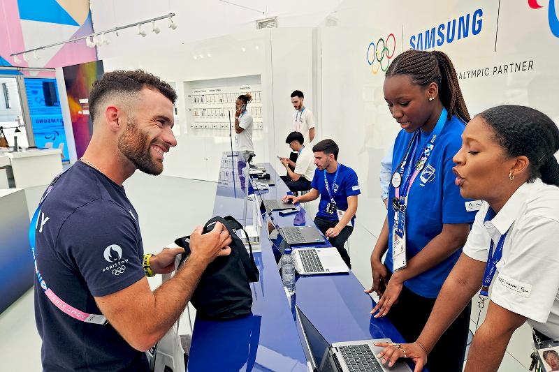 002-Paris-2024-Galaxy-Z-Flip6-Olympic-Edition-Delivered-to-Hand-of-Every-Paris-2024-Athlete-for-a-Medal-Worthy-Games-Time-Experience.jpg