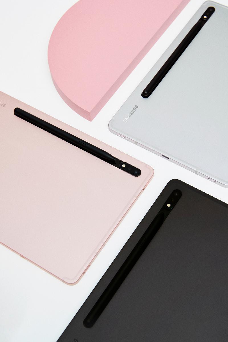 002_family_galaxytabs8_graphite_galaxytabs8_silver_galaxytabs8_pinkgold.jpg