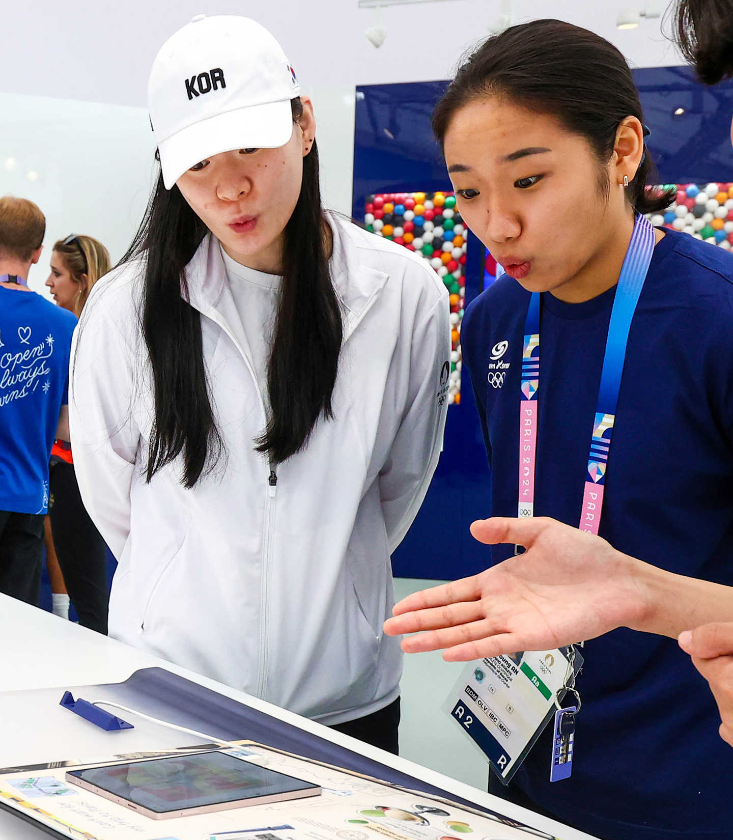 image of feature story Paris 2024: Team Samsung Galaxy Members Meet at the Olympic™ rendezvous @ Samsung | Village Plaza