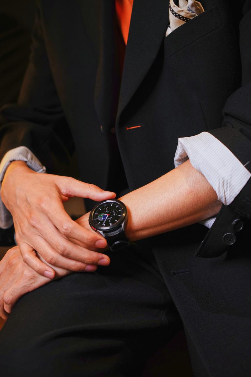 005_lifestyle_galaxywatch4classic_black.jpg