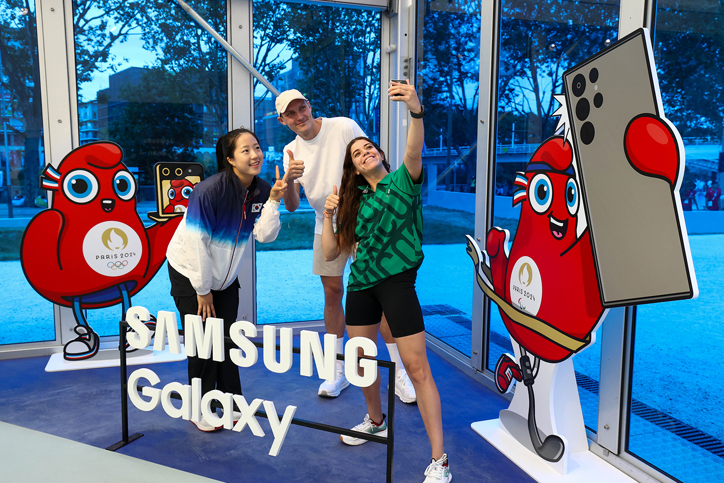 image of feature story Paris 2024: Team Samsung Galaxy Members Meet at the Olympic™ rendezvous @ Samsung | Village Plaza