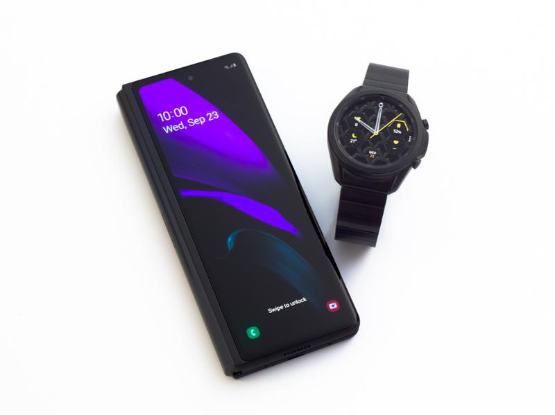 003_galaxywatch3_titanium_zfold2_folded-1.jpg