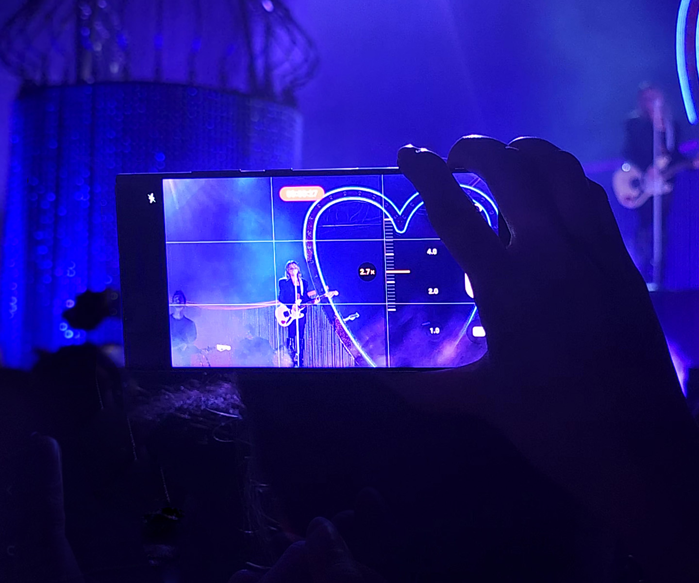 Sabrina-Carpenter-at-concert-taking-photos-with-Galaxy-S23-Ultra