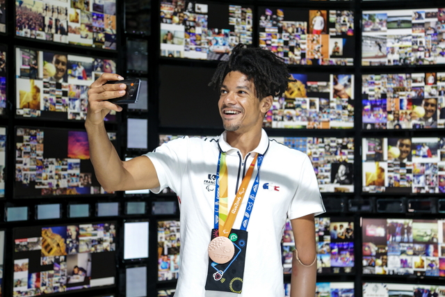 French Paralympian and World Record Holder, Arnaud Assoumani, Visits The Samsung Galaxy Studio in Olympic Park to Try Samsung's Mobile Accessibility Technology