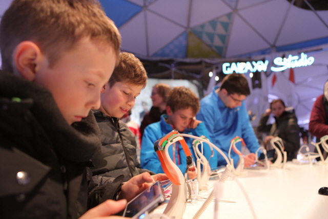 Samsung Galaxy Note 3 and Galaxy Gear Give Winter Sports Fans Seamless, Hands-Free Mobile Communications on the Slopes of Top European Ski Destinations